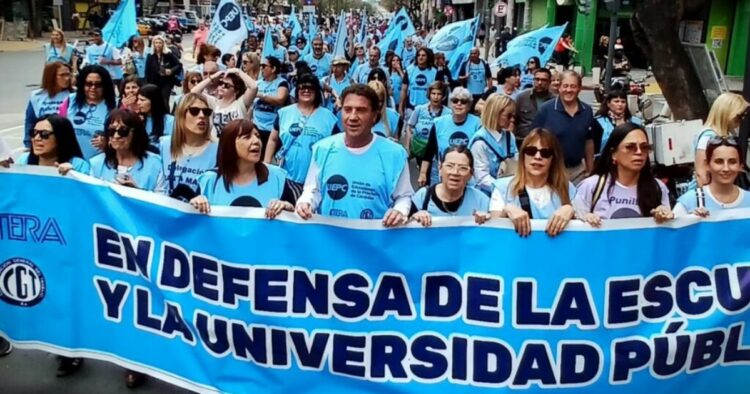 Docentes realizarán hoy una caravana en apoyo al paro nacional convocado por Ctera