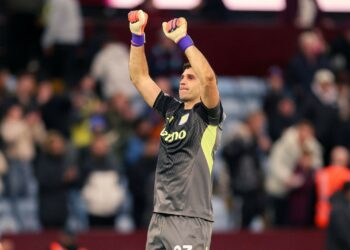 El “Dibu” se vistió de héroe y Dybala volvió al gol en la liga italiana