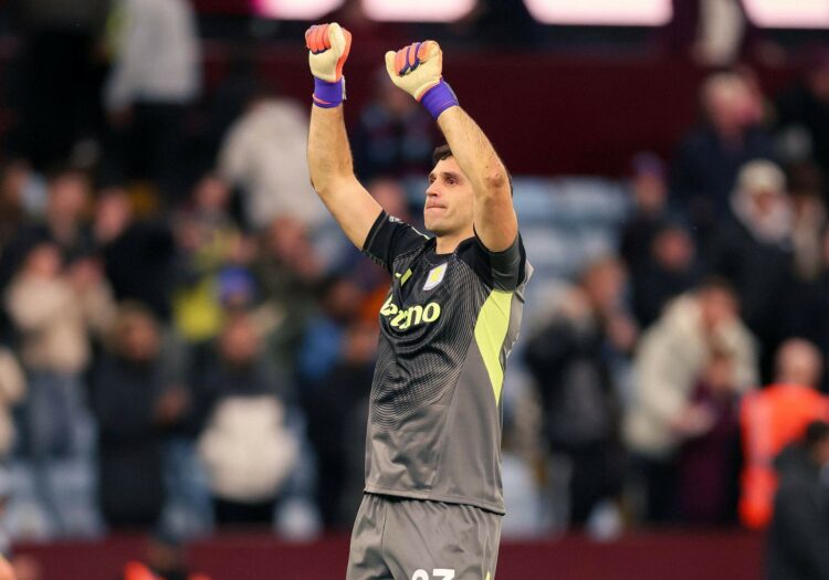 Emiliano "Dibu" Martínez fue figura en la victoria del Aston Villa.