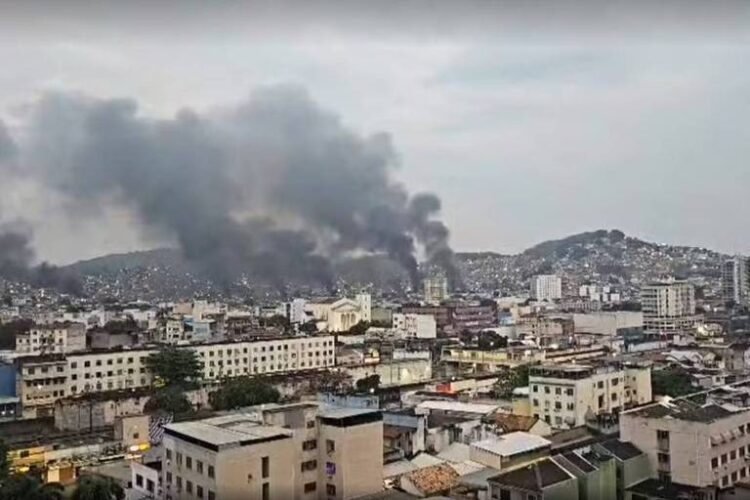 El día que Río se convirtió en un campo de batalla a cielo abierto Calles bloqueadas y columnas de humo reflejan el impacto del conflicto entre fuerzas de seguridad y narcotráfico en la segunda ciudad más poblada de Brasil.