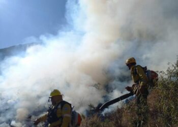 El incendio en Guasapampa continúa activo