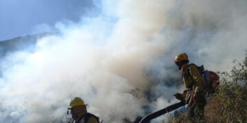 El incendio en Guasapampa continúa activo El incendio en Guasapampa continúa activo