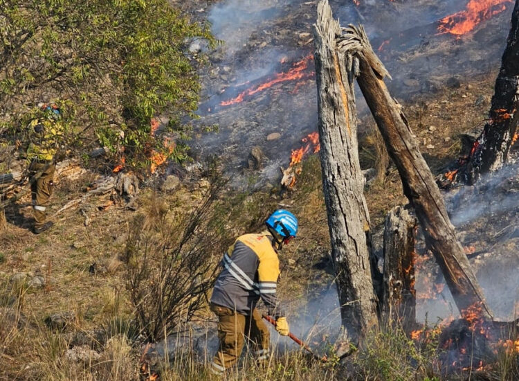 Solo queda activo el incendio en Quebrada del Condorito, donde se intensifican los trabajos para extinguirlo este lunes.