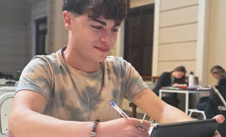 Está orientado a jóvenes, de 16 a 35 años, que residan en la provincia y hayan certificado el Nivel 1 de los cursos dictados en este marco.
