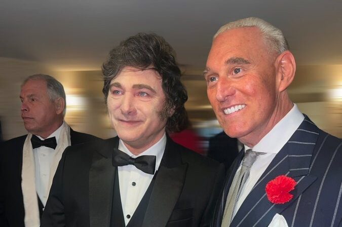 Estados Unidos celebra la victoria del oficialismo en Argentina Milei y el consultor estadounidense, Roger Stone.