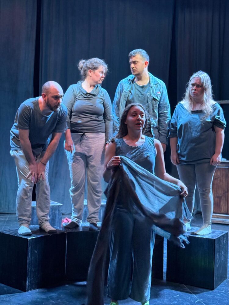 El elenco en escena.