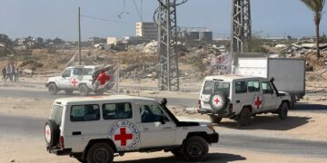 Los ataúdes fueron trasladados por la Cruz Roja hacia las fuerzas israelíes desplegadas en la Franja de Gaza (REUTERS/ARCHIVO).