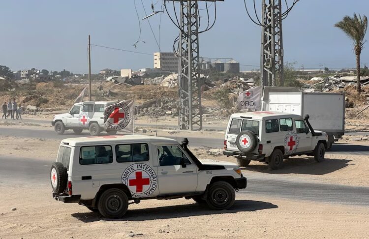 Los ataúdes fueron trasladados por la Cruz Roja hacia las fuerzas israelíes desplegadas en la Franja de Gaza (REUTERS/ARCHIVO).
