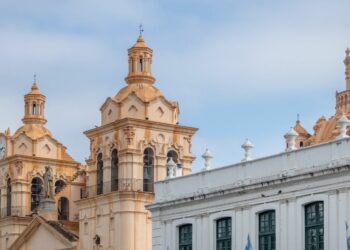 Sábado con clima cálido, cielo despejado y viento suroeste