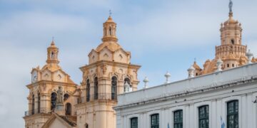 Sábado con clima cálido, cielo despejado y viento suroeste