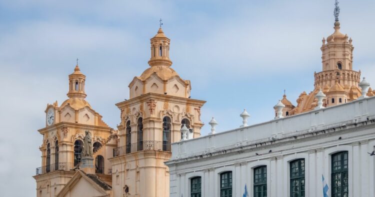 Jueves con clima cálido, cielo despejado y viento norte
