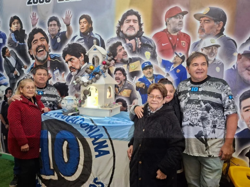 Se cumplen 65 años del nacimiento de Diego Armando Maradona La Iglesia Maradoniana celebró el cumpleaños 65 de Diego: sus hermanas dijeron presente y fueron “bautizadas”