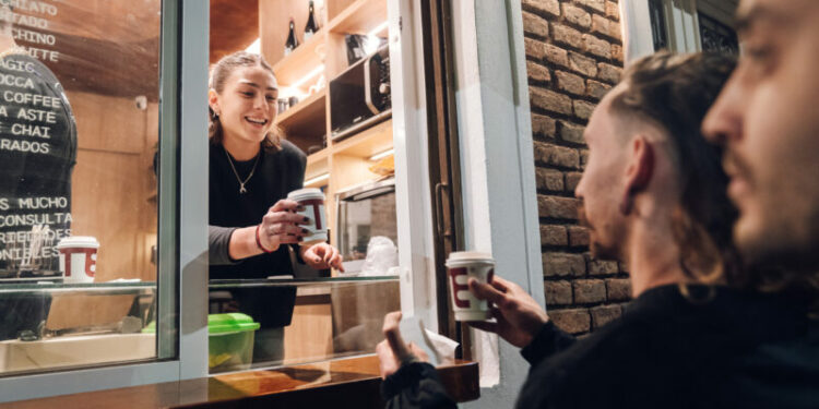 Primera edición de "La Noche de las Compras" en la calle Ituzaingó: música, descuentos y gastronomía La Noche de las Compras