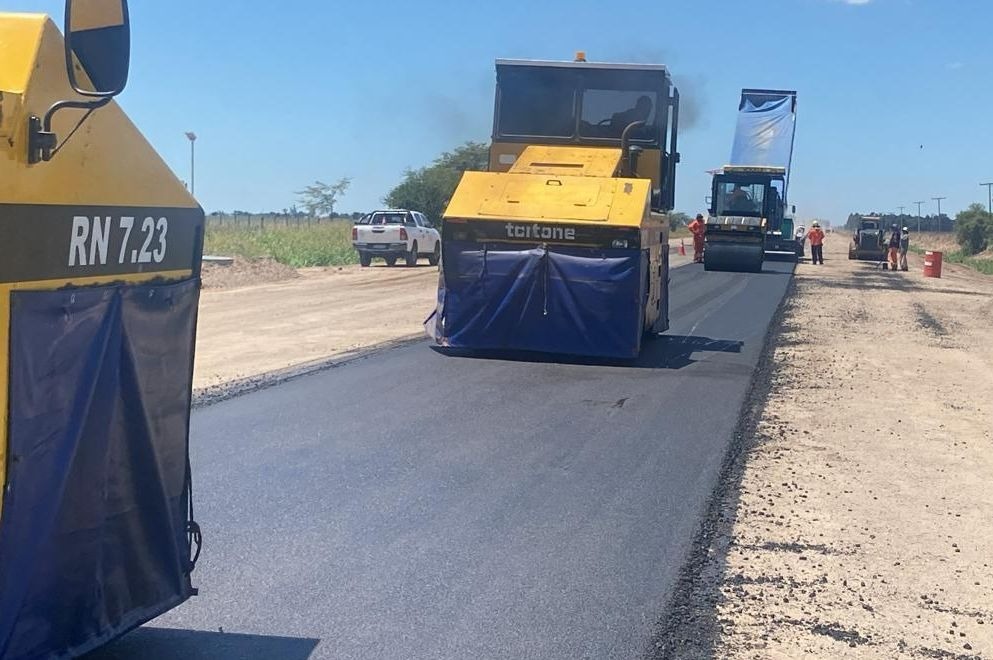 La vía forma parte de un corredor estratégico con orientación Oeste–Este en los departamentos Marcos Juárez y Unión.