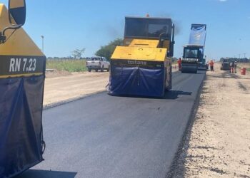 La vía forma parte de un corredor estratégico con orientación Oeste–Este en los departamentos Marcos Juárez y Unión.