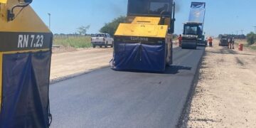 La vía forma parte de un corredor estratégico con orientación Oeste–Este en los departamentos Marcos Juárez y Unión.