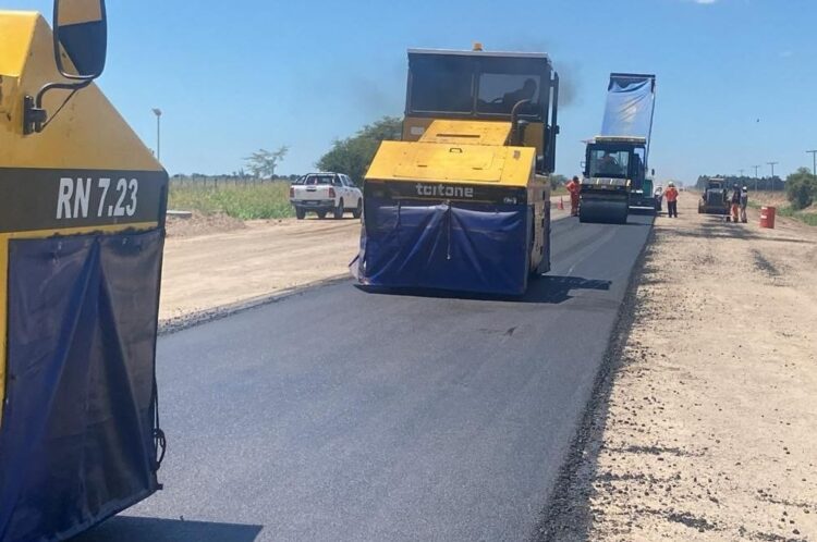 La vía forma parte de un corredor estratégico con orientación Oeste–Este en los departamentos Marcos Juárez y Unión.