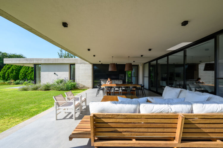 Las áreas sociales se convierten es sitios de reunión y sectores de relax (proyecto Casa AMG, estudio SZA+Inés Allende Studio Brava). Fotograffía Gonzalo Viramonte.