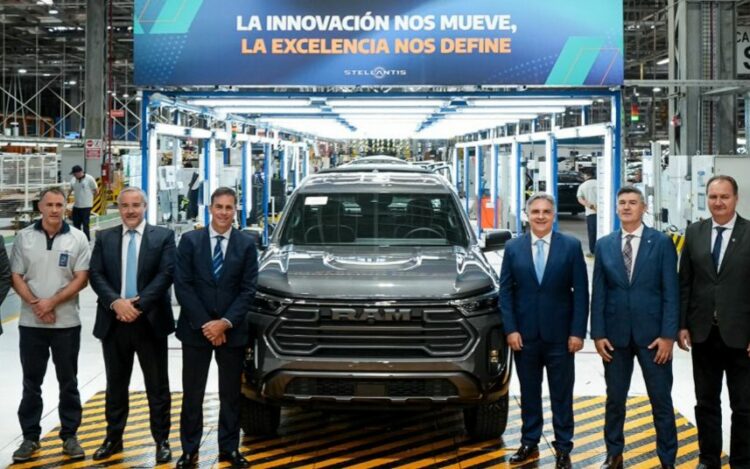 El acto de presentación de la RAM Dakota tuvo lugar en la planta del grupo Stellantis en Ferreyra.