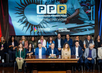 La ministra Laura Jure junto al gobernador Llaryora.