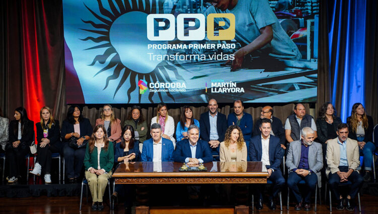 La ministra Laura Jure junto al gobernador Llaryora.