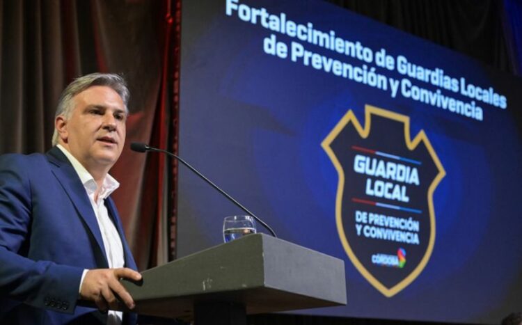El gobernador Martín Llaryora encabezó la entrega de vehículos 0 km, armas menos letales y chalecos balísticos para 130 localidades.