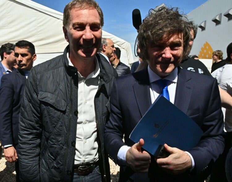 Diego Santilli y Javier Milei en plena campaña en Mar del Plata.