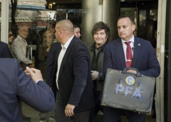 Abuchearon a Karina y a Javier Milei al salir de una reunión en pleno microcentro porteño