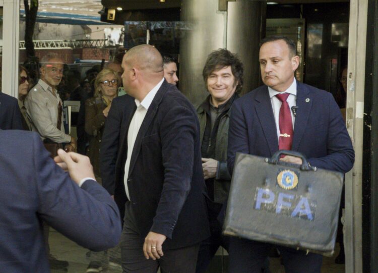 Javier Milei debió abandonar el edificio escoltado por la seguridad presidencial.