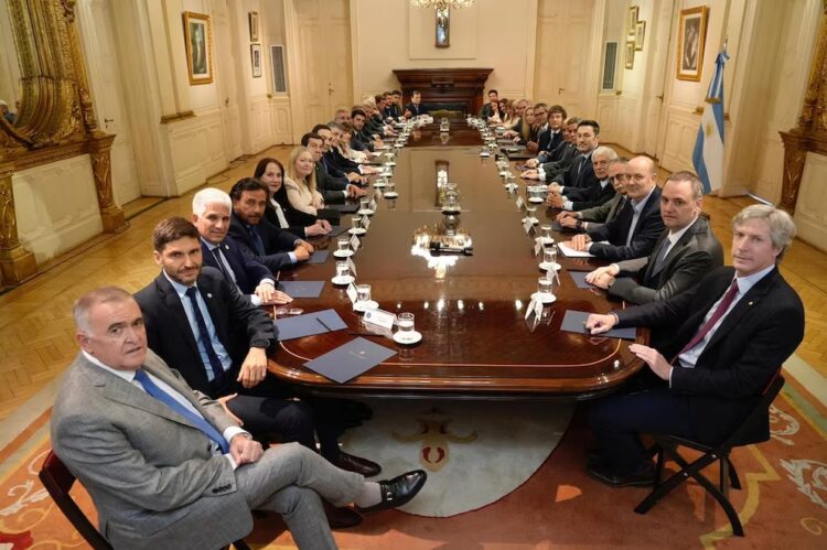 Tras la reunión, Milei destacó un "acuerdo" con los gobernadores Milei junto a su gabinete y los gobernadores dialoguistas.