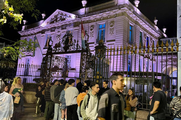 Córdoba se ilumina para la Noche de los Museos Córdoba se prepara para vivir una nueva edición de la Noche de los Museos, con más de 140 espacios abiertos, actividades gratuitas y transporte libre para recorrer una ciudad que celebra la cultura, la ciencia y el arte en comunidad.