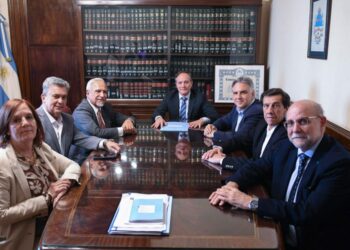 Martín Llaryora junto con los senadores Juan Carlos Romero (Salta), Carlos “Camau” Espínola (Corrientes), Víctor Zimmermann (Chaco) y Flavio Fama (Catamarca).