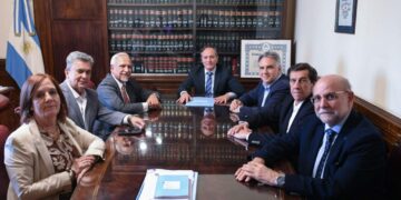 Martín Llaryora junto con los senadores Juan Carlos Romero (Salta), Carlos “Camau” Espínola (Corrientes), Víctor Zimmermann (Chaco) y Flavio Fama (Catamarca).