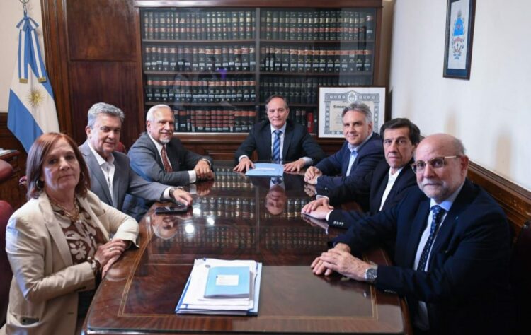 Martín Llaryora junto con los senadores Juan Carlos Romero (Salta), Carlos “Camau” Espínola (Corrientes), Víctor Zimmermann (Chaco) y Flavio Fama (Catamarca).
