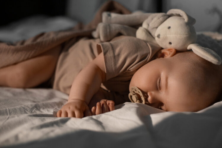 Recomiendan que los bebés duerman en su cuna, al lado de la cama de los padres.