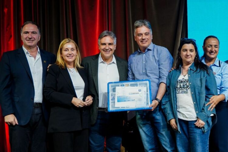 La Provincia entregó kits de robótica a 132 escuelas