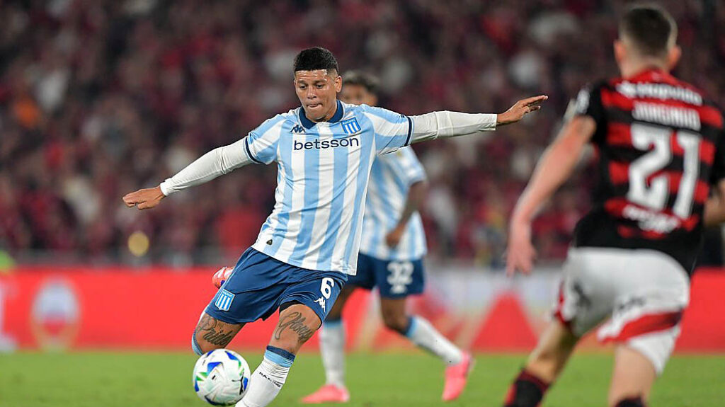 Racing resistió con el corazón pero un gol en contra le dio el triunfo a Flamengo