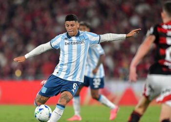 Racing resistió con el corazón pero un gol en contra le dio el triunfo a Flamengo