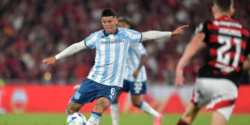Racing resistió con el corazón pero un gol en contra le dio el triunfo a Flamengo