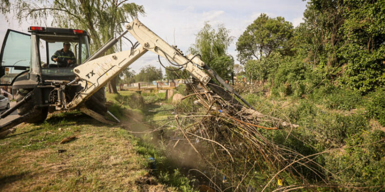Retiraron casi 36 toneladas de residuos en la limpieza del Canal Maestro Sur Retiraron casi 36 toneladas de residuos en la limpieza del Canal Maestro Sur