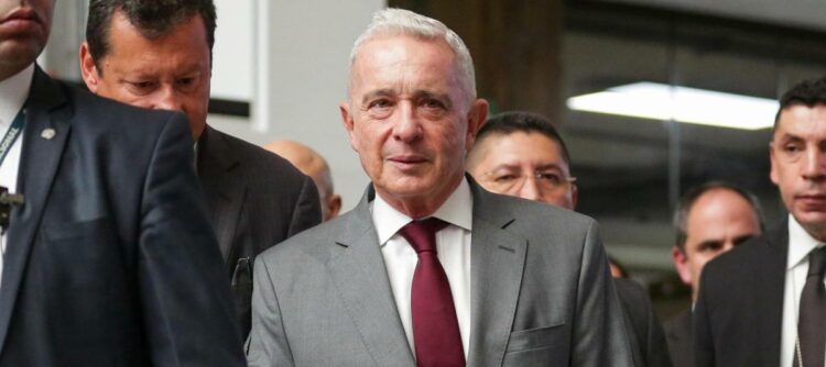 La justicia colombiana ratificó la inocencia del ex mandatario al descartar pruebas obtenidas de manera considera irregular.