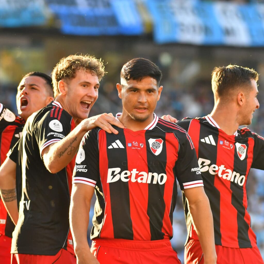 River amargó a Racing con un gol de Maxi Salas y avanzó a semifinales River amargó a Racing con un gol de Maxi Salas y avanzó a semifinales