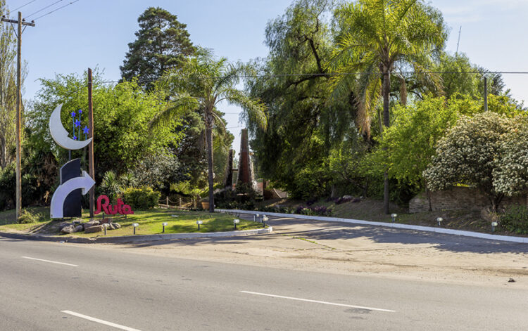 La pareja armada que se atrincheró en el hotel decidió entregarse En el hotel “Ruta”, sobre Av. La Voz del Interior, la Policía intenta controlar a un sujeto armado que se niega a salir.