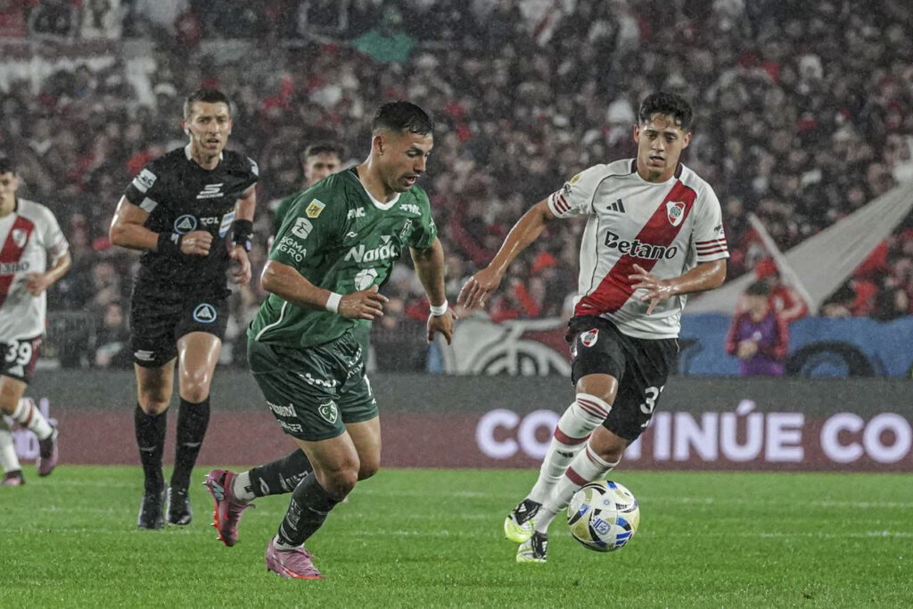Sarmiento sorprendió a River y le ganó por la mínima en el Monumental