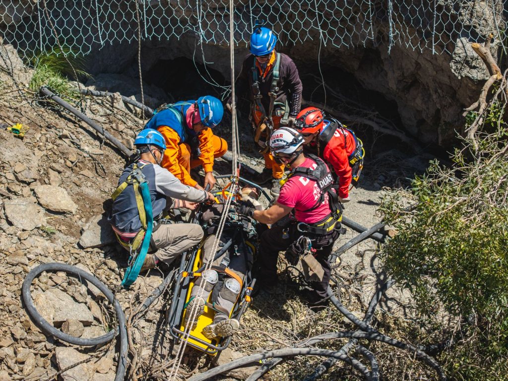 Bomberos del Duar realizaron un simulacro de rescate en los túneles de Taninga Se recreó la descompensación de un obrero desde altura mientras realizaba tareas de mantenimiento.