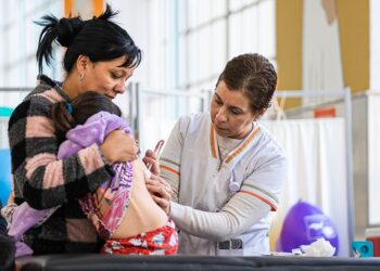 Si bien la poliomielitis fue erradicada en la región de las Américas en 1994, las coberturas de vacunación actual representan una alerta de reintroducción del virus en la Argentina.