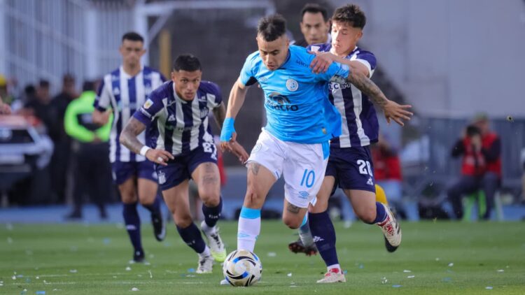 Lucas Zelarayán con el control de la pelota.