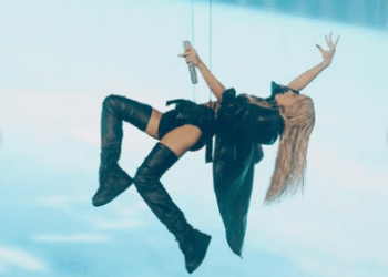 Tini deslumbra en Futtura con sus temas de “Violeta” y un museo de sus eras