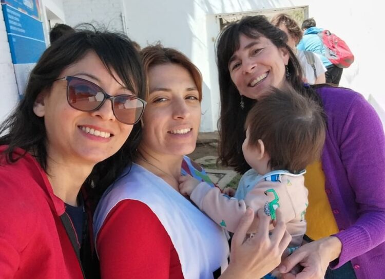 Lucía Fernández (a la izquierda) junto a su bebé y dos compañeras de UEPC Capital.
