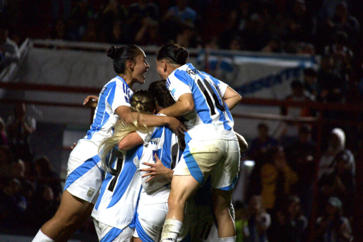 Tras vencer a Paraguay, Argentina visita a Uruguay por la segunda fecha En el primer partido del certamen, Argentina derrotó a Paraguay 3-1.